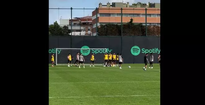 Pablo Torre deslumbra en el entrenamiento del Barça con un golazo de falta directa