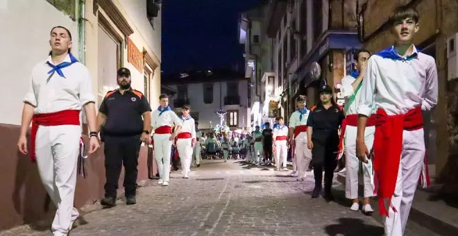 Cerca de mil personas acompañan la bajada del Santo Cristo del Amparo al muelle