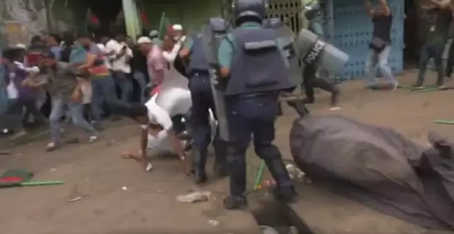 Cargas policiales en Bangladés contra simpatizantes de la oposición para reclamar unas elecciones libres