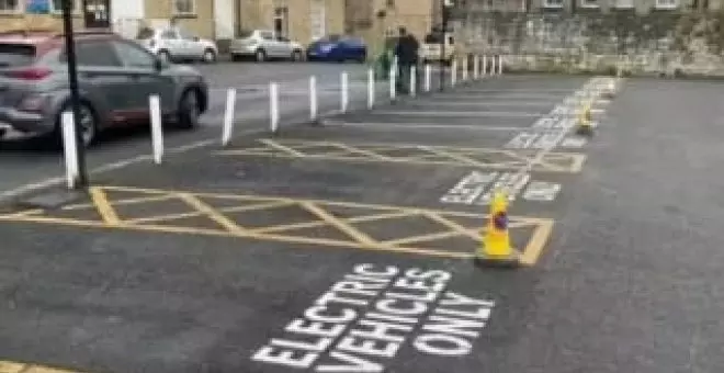 Este pueblo de 15.000 habitantes quiere expulsar a los coches eléctricos: "nos han arruinado la vida"