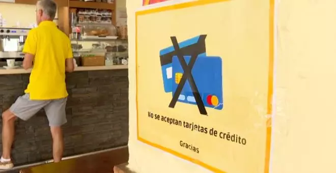 Facua denuncia a los establecimientos que no permiten pagar con tarjeta pese a anunciarlo