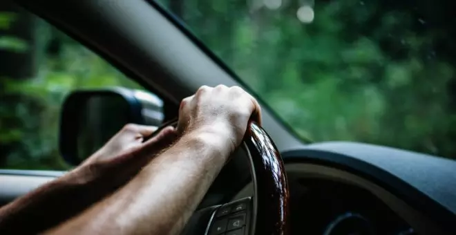 Multas veraniegas: conducir con chanclas y otras dudas que te pueden costar dinero
