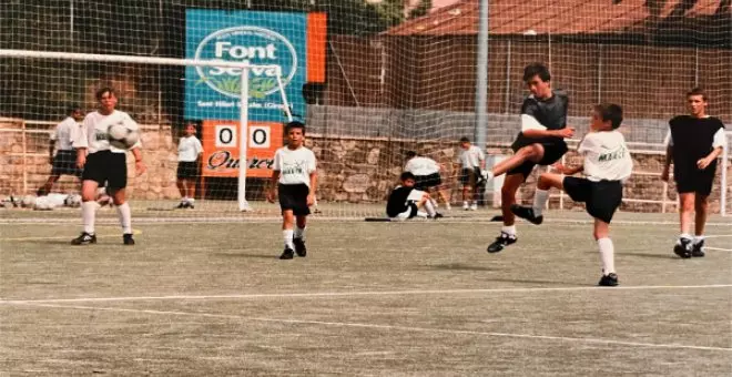 Allá van con el balón en los pies