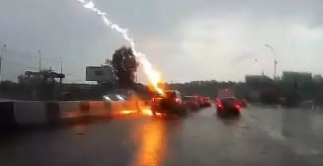 Vídeo: captan el momento exacto en el que un rayo impacta sobre un coche