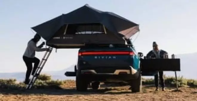 Rivian acaba de patentar un sistema modular para instalar una cocina en el techo de sus camionetas