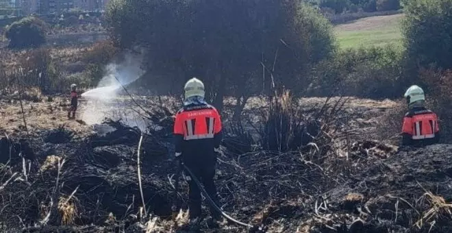 Los bomberos regresan a Las Llamas para refrescar puntos calientes y pequeñas fumarolas