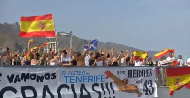 Homenaje de los vecinos de Tenerife a quienes luchan contra las llamas