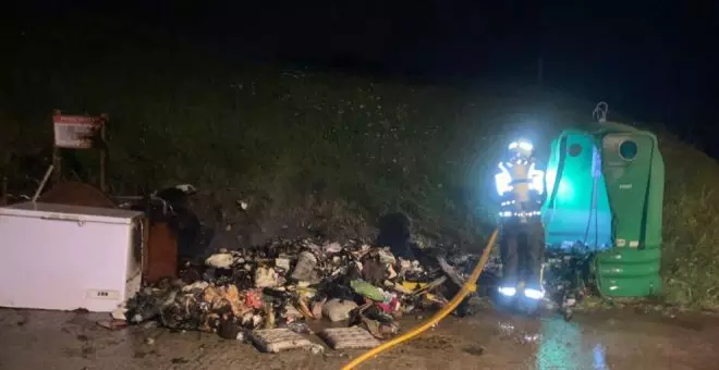 Bomberos extinguen el incendio de varios contenedores y muebles en Comillas