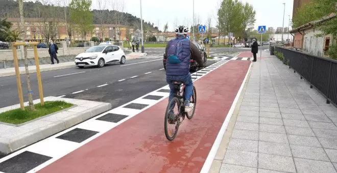 Herido un ciclista de 14 años al chocar con un turismo en un carril bici de Santander