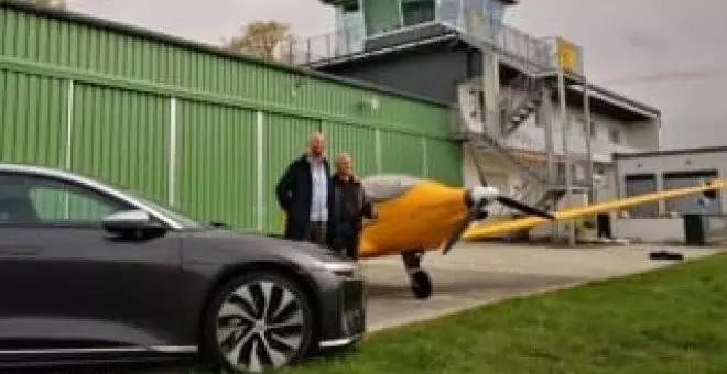 Una avioneta ha echado una carrera contra un coche eléctrico y hay un clarísimo ganador