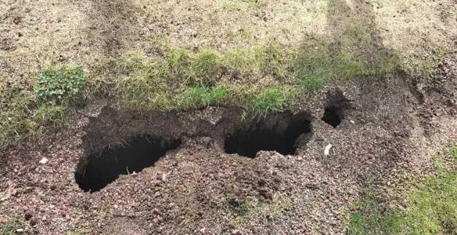 Vecinos denuncian el estado del parque infantil de la zona de Nueva Montaña que se hundió en 2020