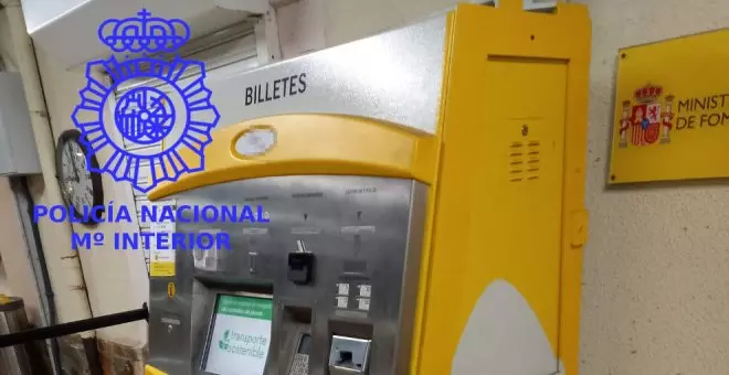 Detenidos cuando abrían con una radial un dispensador de billetes de tren en Torrelavega