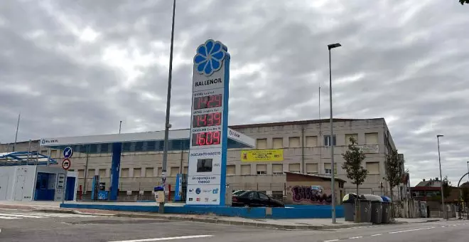 Reabre la polémica gasolinera junto a un instituto en Santander a una semana del comienzo del curso escolar