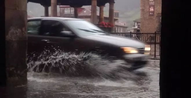 ¿Sabes cómo actuar si te pilla una riada en la carretera?