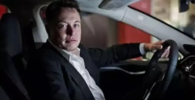Elon Musk se libra de la multa por hacer un streaming mientras conducía por una razón ridícula