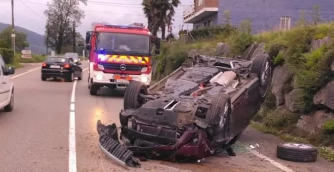 Herido leve un conductor tras salirse de la vía y volcar su turismo en Sobarzo