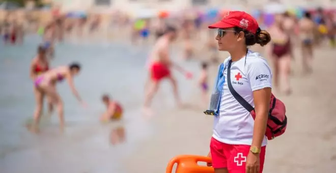 Más de 4.400 picaduras de medusas en las playas cántabras: un 40% más que el año pasado