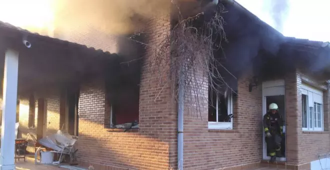 Un incendio en una casa de Noja provoca graves daños materiales