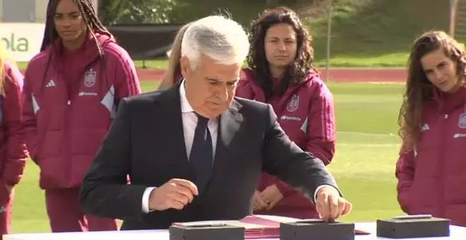 Las jugadoras, la Federación y el CSD firman el convenio del fútbol femenino