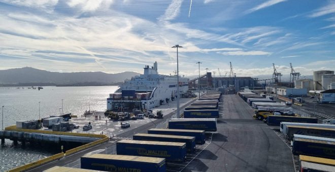 El buque 'Salamanca' atraca en la nueva terminal de ferries del Puerto de Santander