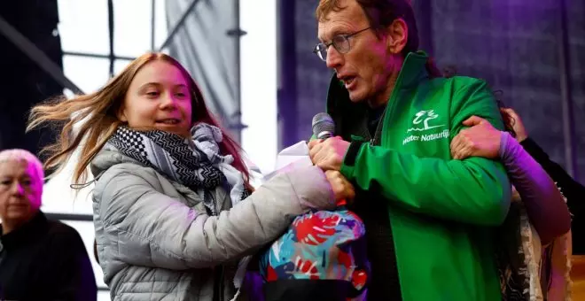 Un manifestante interrumpe un discurso de Greta Thunberg tras dar la palabra a una activista palestina