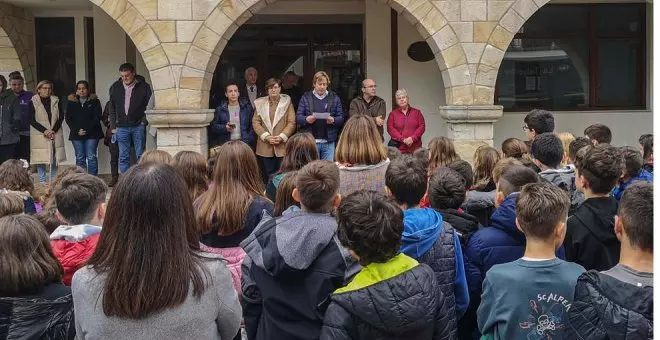 Vecinos y escolares de Reocín participan en una concentración por el 25N