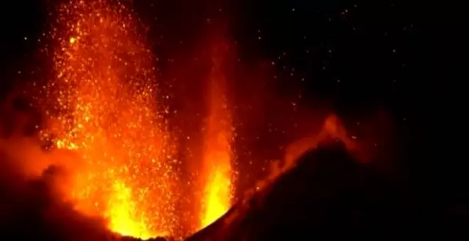 La erupción del volcán Etna se convierte en todo un espectáculo con su ladera nevada