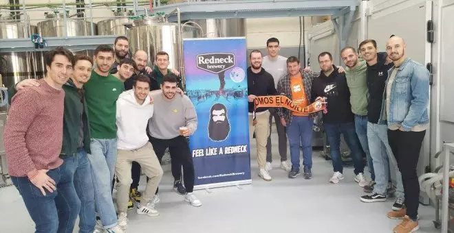 Vuelve la Ruta Redneck a once bares de Torrelavega y Cartes con la cerveza 'Marea Naranja' como protagonista