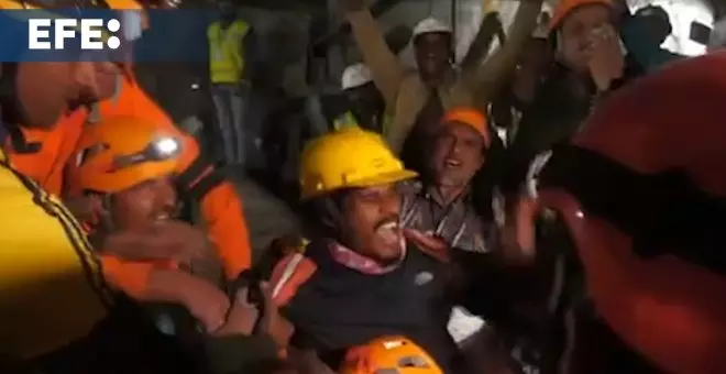 Imágenes del momento exacto del rescate con éxito a los 41 trabajadores atrapados en un túnel en la India