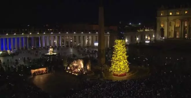 El Vaticano enciende su tradicional árbol de Navidad en la plaza de San Pedro