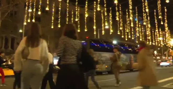 Caos por los selfies con la iluminación navideña en el Paseo de Gracia de Barcelona