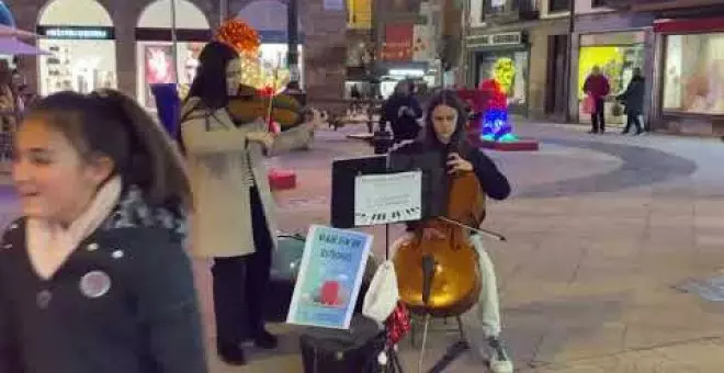 Dos jóvenes torrelaveguenses llenan de talento las calles de la ciudad esta Navidad