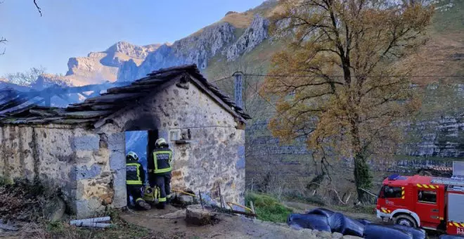 Arde una cabaña ganadera en San Roque de Riomiera