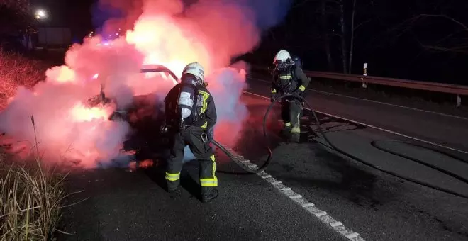 Calcinado un vehículo que se incendió en la carretera Pámanes-Liérganes