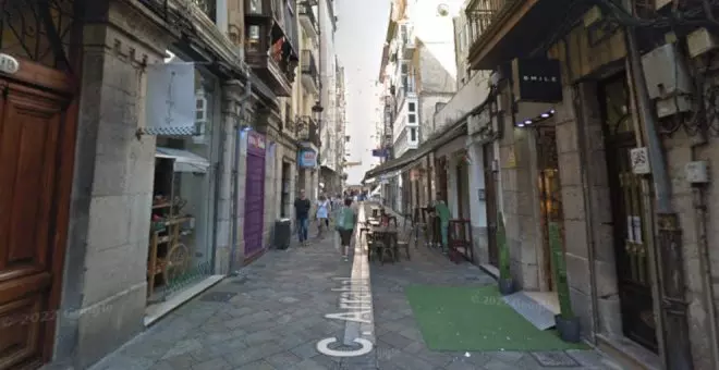 Denunciado un hostelero de la calle Arrabal por falta de limpieza de la terraza y su entorno