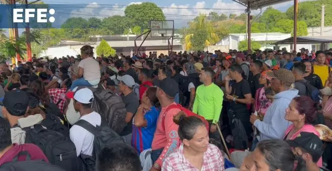 Una multitudinaria caravana de migrantes se entrega a las autoridades en el sur de México