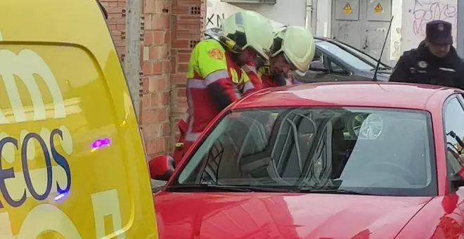 Rescatados dos menores de 8 meses y 4 años atrapados en un coche en Reinosa