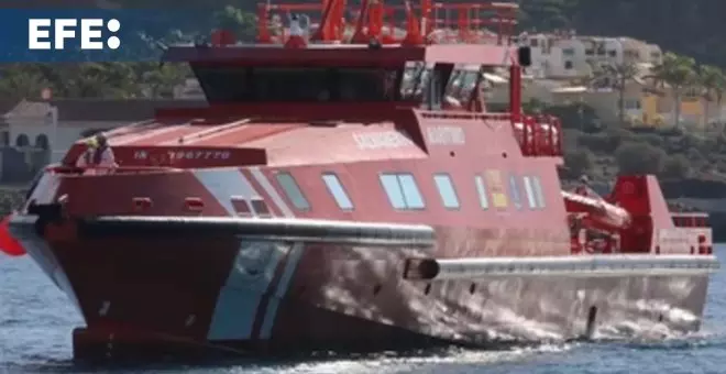 Salvamento, tras más de 1.200 kilómetros, desembarca los 5 cuerpos del cayuco naufragado