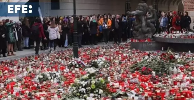 Homenaje en Praga en honor a las víctimas del tiroteo de diciembre en el que murieron 15 personas