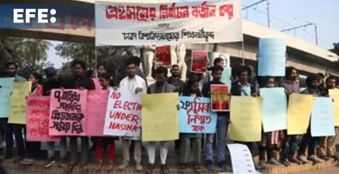 Estudiantes protestan contra los comicios generales en Bangladesh de este domingo