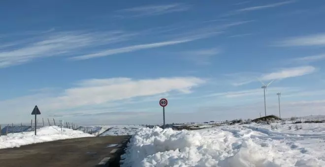 La nieve dificulta el tráfico en la A-67 en Vejo y en los puertos de San Glorio, Alto Campoo y Lunada