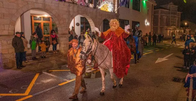 Los Reyes Magos llevaron la ilusión y la magia a La Robleda de Puente San Miguel