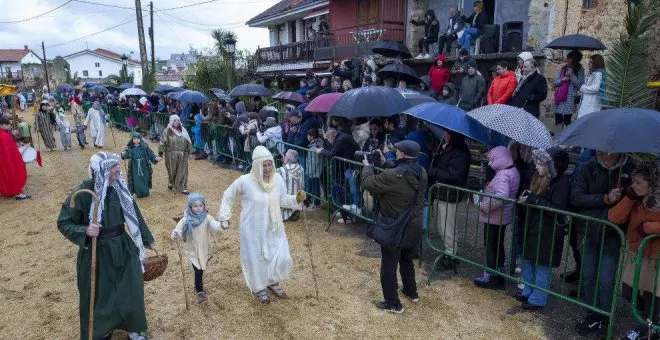 Más de cien figurantes en la Cabalgata de Seña y numerosos visitantes pese al mal tiempo
