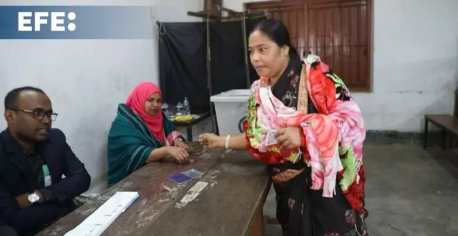 Bangladesh comienza a votar en unas elecciones generales boicoteadas por la oposición