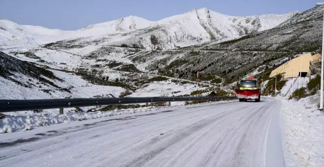 La nieve caída en las últimas horas condiciona el tráfico en la A-67, cierra el puerto de Lunada y obliga a utilizar cadenas en Alto Campoo y Estacas de Trueba