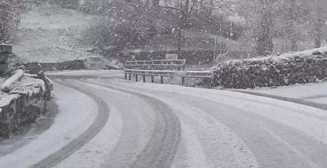 Cantabria tiene los medios y materiales "a punto" para afrontar las nevadas que se prevén esta semana