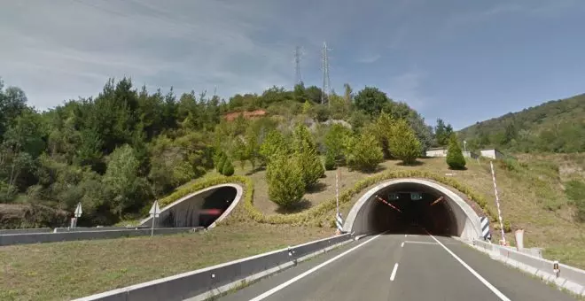 Un camión vuelca al chocar contra la maquinaria de obra en el túnel de Gedo