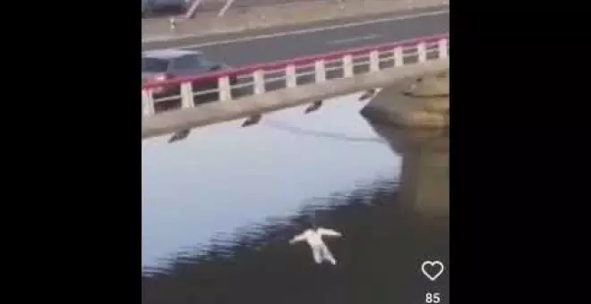 Un joven salta al mar con los ojos vendados desde el techo de un coche en la autovía a la altura de Colindres