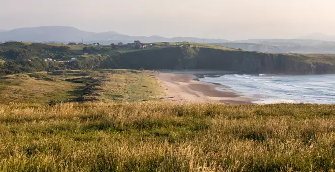 Convocan una limpieza voluntaria de la playa de Xagó