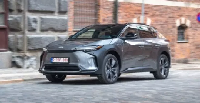 Toyota no se rinde y mejora el bZ4x: por el mismo precio, recargas más rápidas, menos consumo y más tecnología